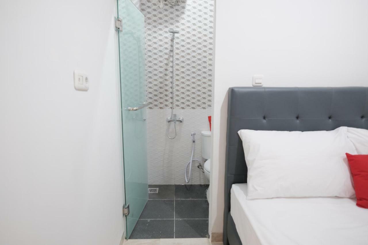 Hotel RedDoorz near Taman Palem Jakarta Exterior foto