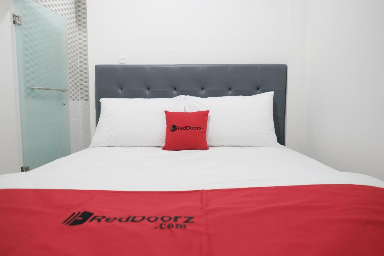 Hotel RedDoorz near Taman Palem Jakarta Exterior foto