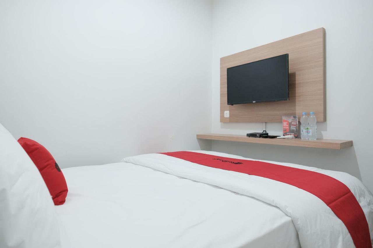 Hotel RedDoorz near Taman Palem Jakarta Exterior foto